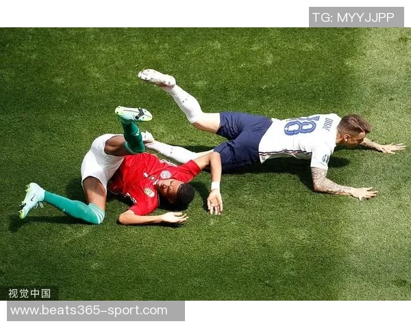 加斯佩里尼怒斥裁判遭红牌罚下球场边缘的激烈对抗引发争议