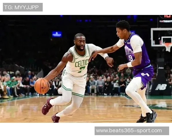 杰伦布朗状态火热五场比赛四次得分30本赛季场均281分展现超强实力